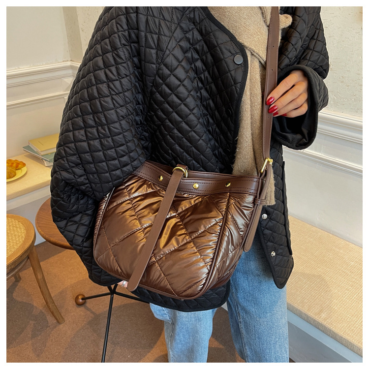 Fashion Pu Soft Leather Women's Bag Messenger Bag Solid Color Rhombus Shoulder Bag display picture 10