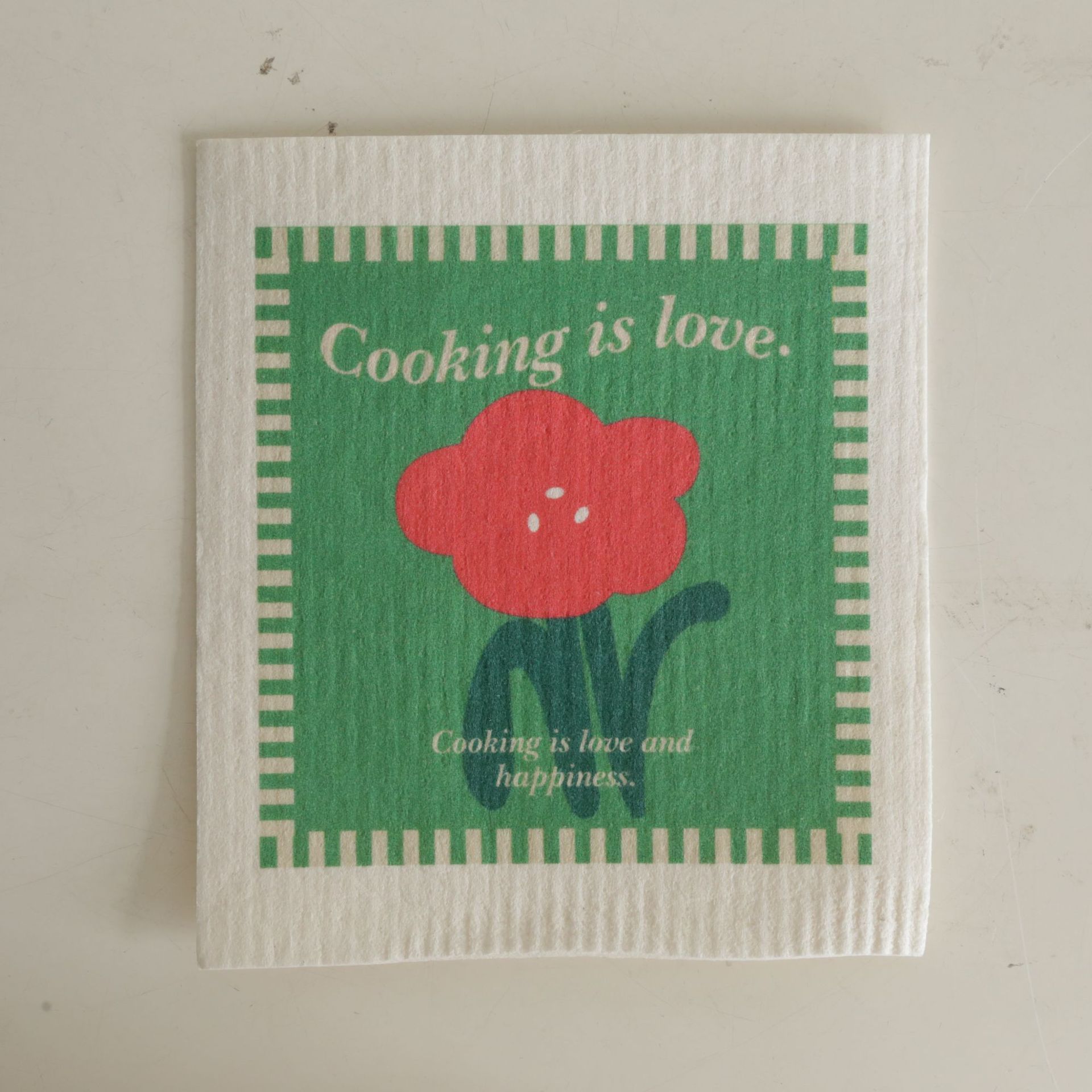 녹색 배경에 붉은 꽃