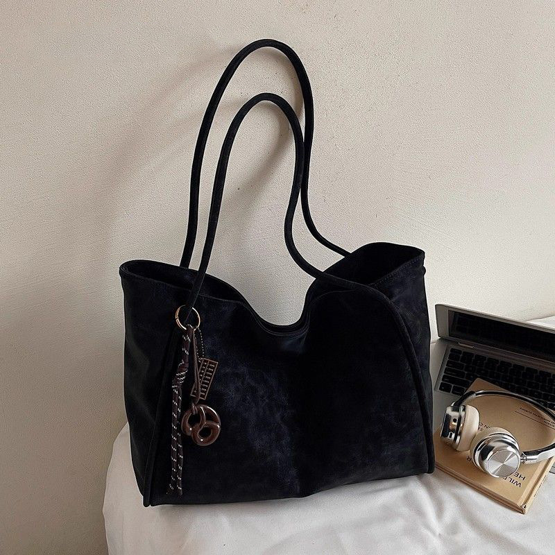 2025 nuevo nicho de diseño de bolsas de gran capacidad de gamuz de moda de lujo ligero para viajeros versátiles nuevos bolsos de hombro