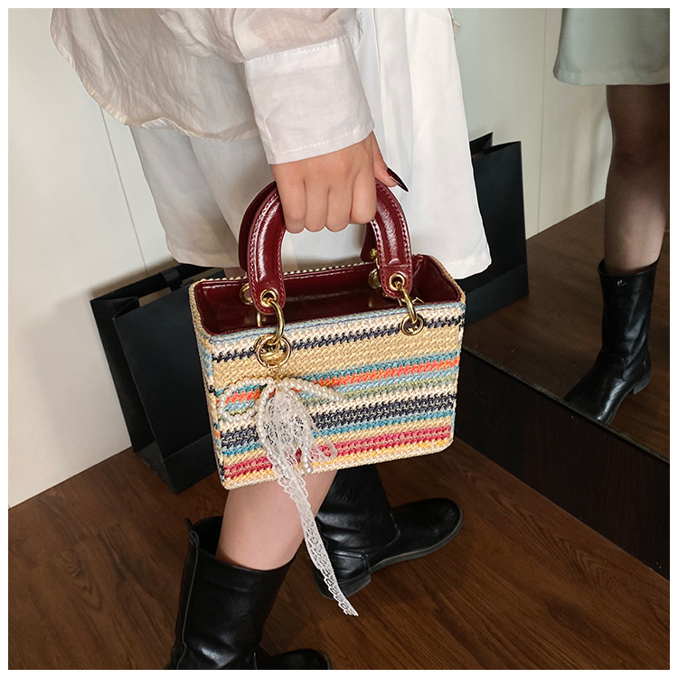 Femmes Faux Cuir Arc-En-Ciel Vêtement De Rue Paille Carré Fermeture Éclair Sac Diane display picture 2