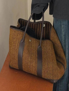 New autumn and winter niche high-value women's bags, fashionable and elegant woolen one-shoulder tote bags, simple and versatile backpacks
