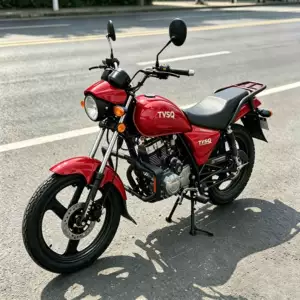 Genişlənmiş ayaqaltılı, böyük yanacaq çənli kross motosiklet