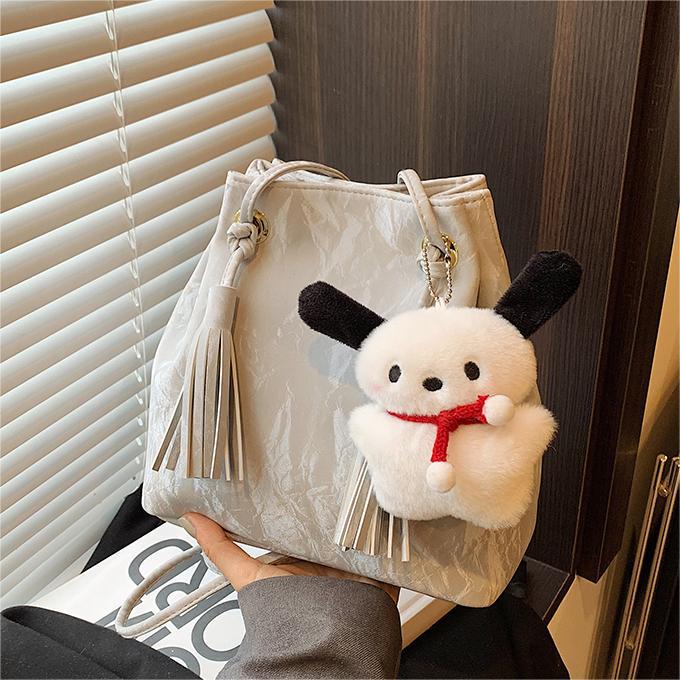 Diseño de nicho de bolsos de tendencia universal mujeres 2024 primavera y verano nuevo simple bolso de hombro de alta calidad bolso de cubo casual