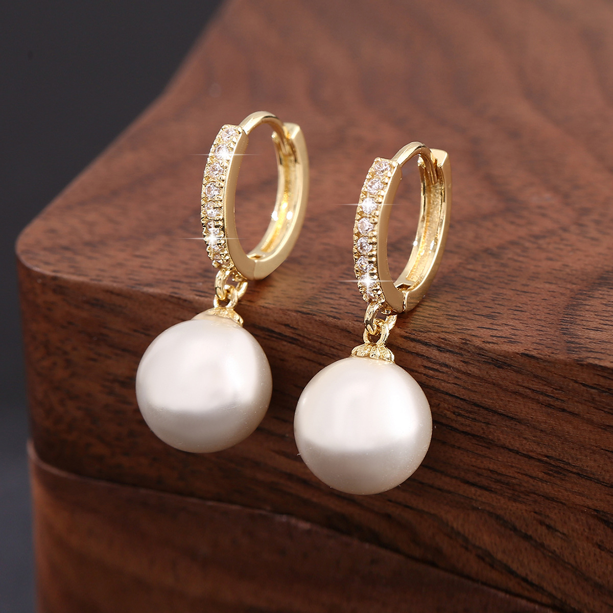 European and American style luxury temperament copper inlaid zirconium white bead pendant earrings retro fashion ladies earrings manufacturers a generation of hair