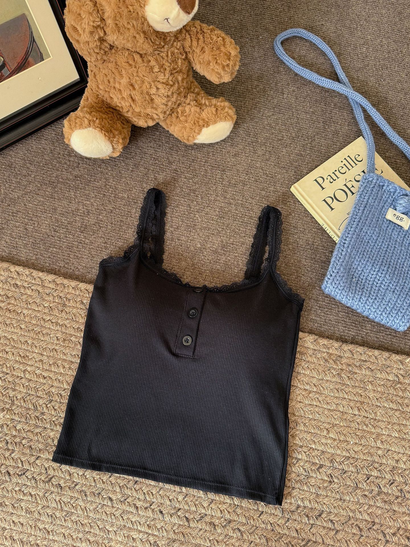 Camisola de encaje de espalda hermosa de estilo explosivo en vivo para mujer con almohadilla para el pecho, botones de uso interior y exterior, chaleco de fondo de todo fósforo de primavera y verano