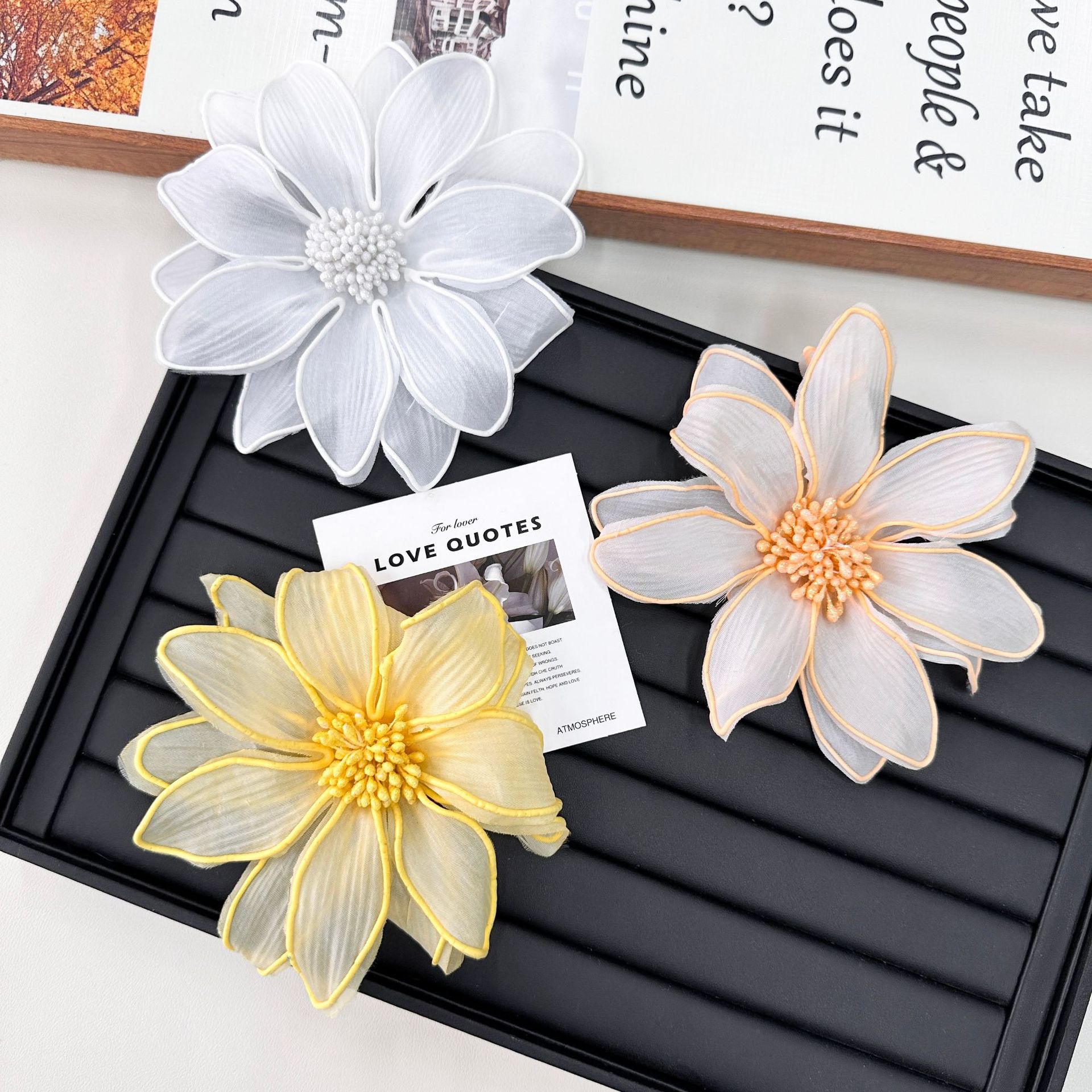 Accesorios para el cabello de malla con flores 3D exquisitos, disponibles en tres colores, de Guangzhou, dulces y versátiles, para decorar el cabello, zapatos, sombreros y bolsos.