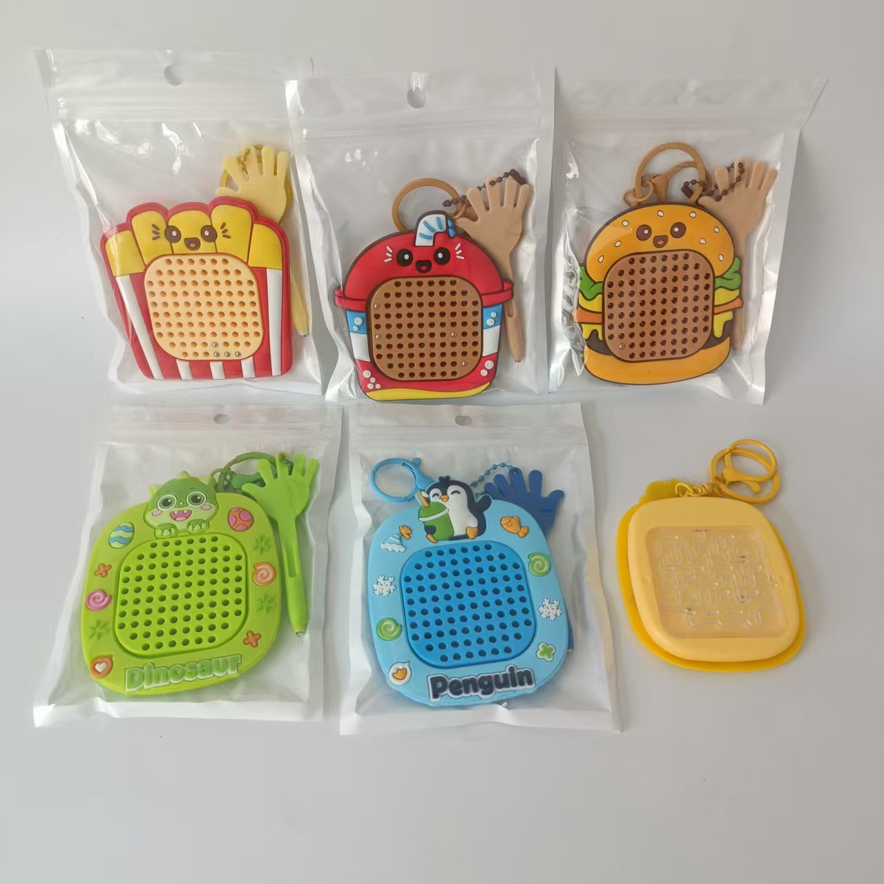 dibujos animados creativos bola de acero de atracción tablero de dibujo bolsas de llaves pequeño colgante descompresión tablero de dibujo magnético juguetes laberinto al por mayor