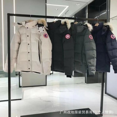 新型のハイエンドの正確版の大きいガチョウの大きいポケットの男女のカップルのパーカーの綿の服は帽子まで厚くて暖かい防風のコートを厚くします。