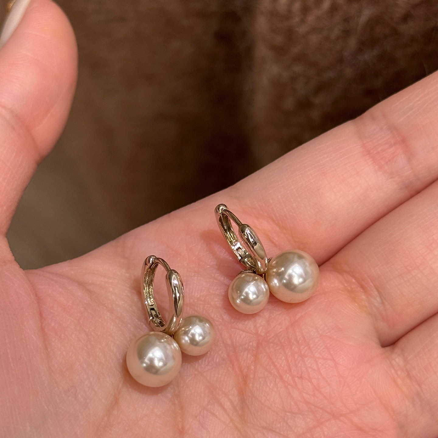 Elegant Pearl Cherry Stud Earrings In Mocha Mousse And Gold Tone_voghion.com