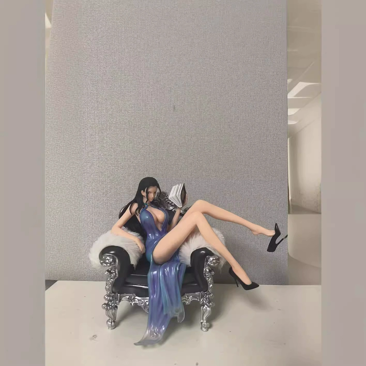 Figure (One Piece) Nico Robin suit thug series 4, resin statue on sofa, 13×11×14.125 cm