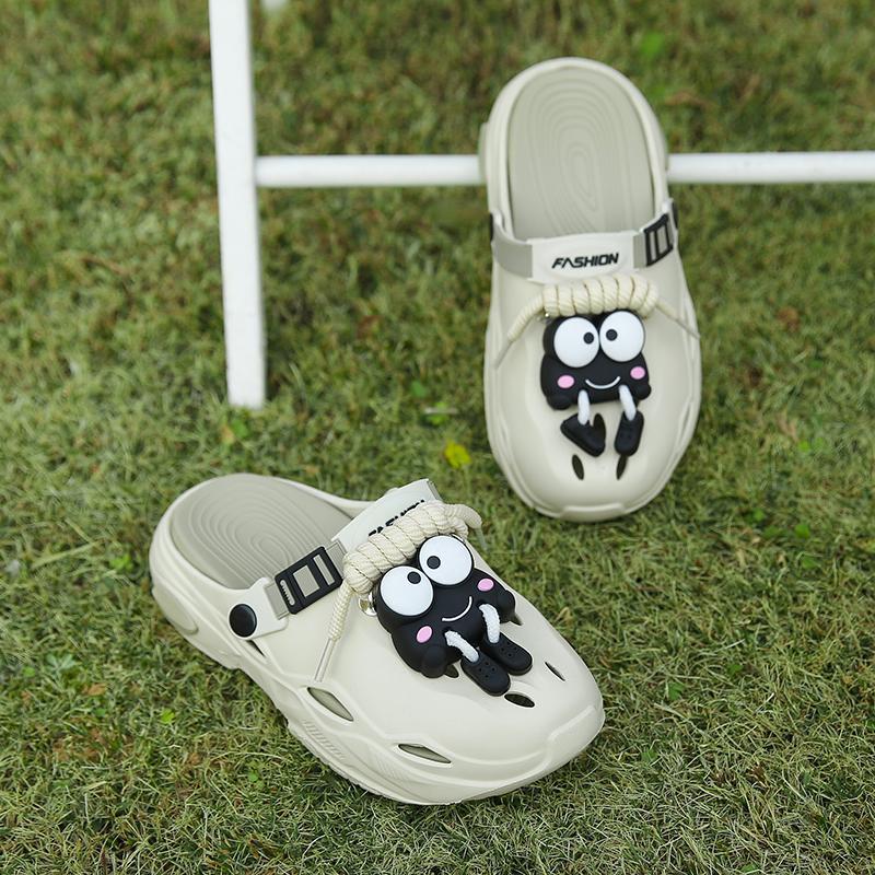 2025 nuevo estilo pisando la mierda, zapatos con agujeros, mujeres, ropa de verano, fondo suave, dibujos animados, plataforma de playa antideslizante, zapatillas Baotou eva