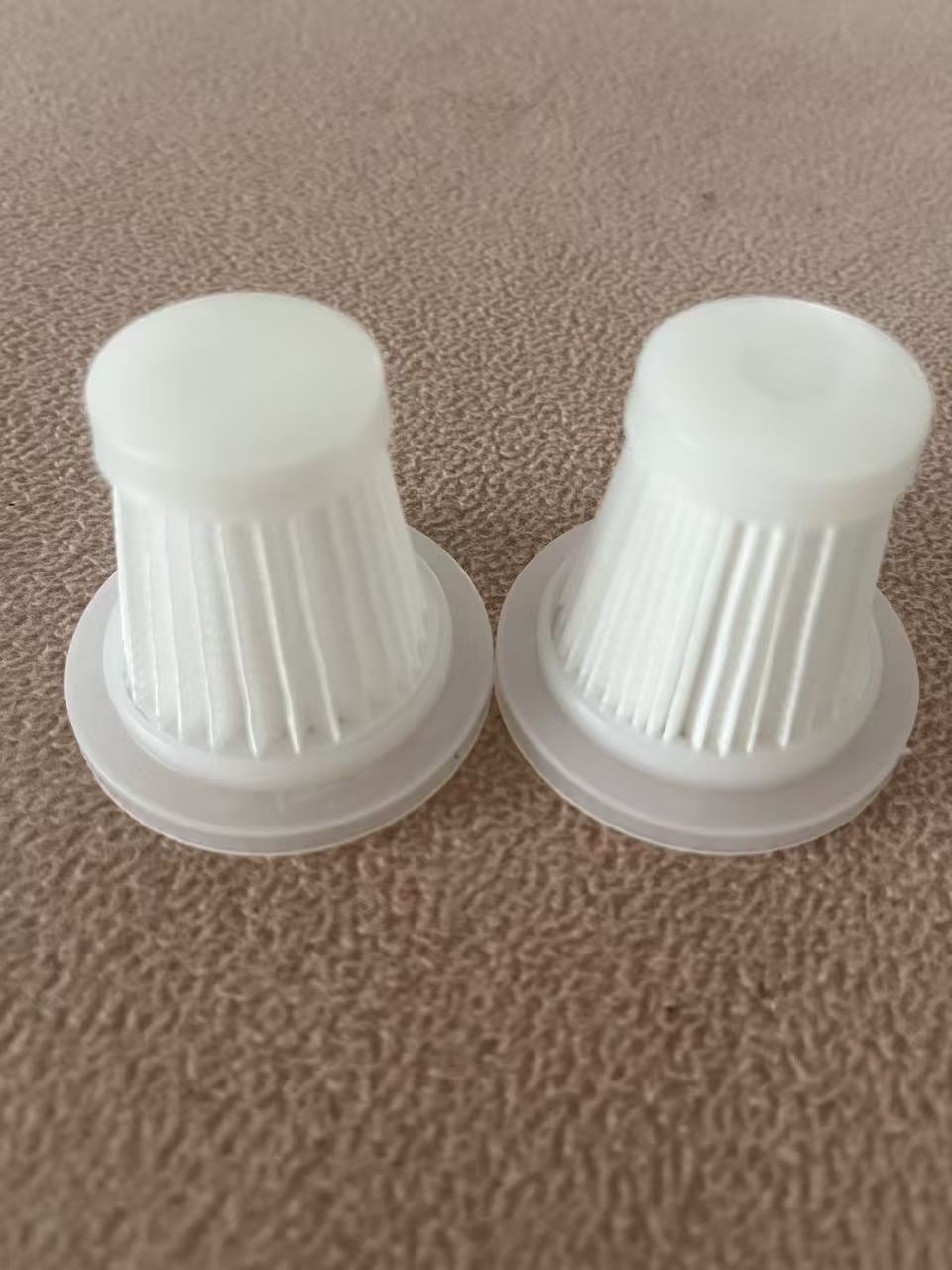 두 개의 필터는 진공 청소기를 포함하지 않습니다.