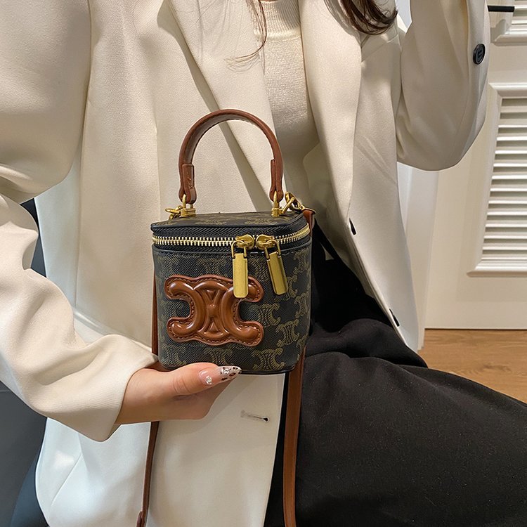 Cada bolso femenino es un trabajo minucioso del diseñador.