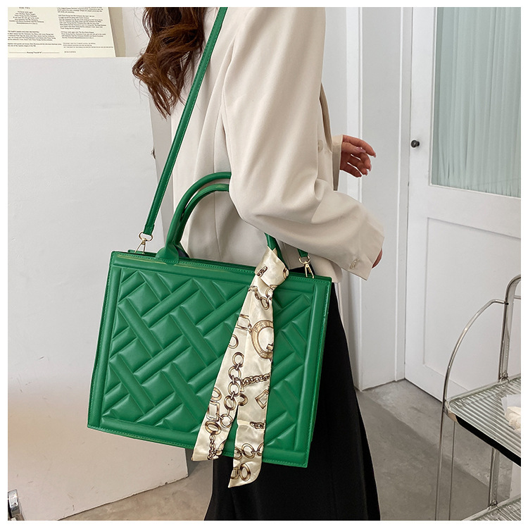 Fashionable and versatile women's bag 2023 summer new silk scarf handbag Bags feeling single shoulder diagonal armpit small square bag_voghion.com