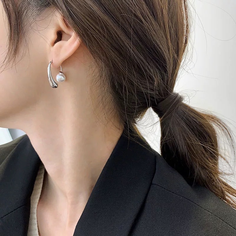 Pendientes de perlas de metal de acero inoxidable para mujer, pendientes de botón, elegantes, de diseño de alta costura, con ganchos para las orejas de lujo ligero._voghion.com