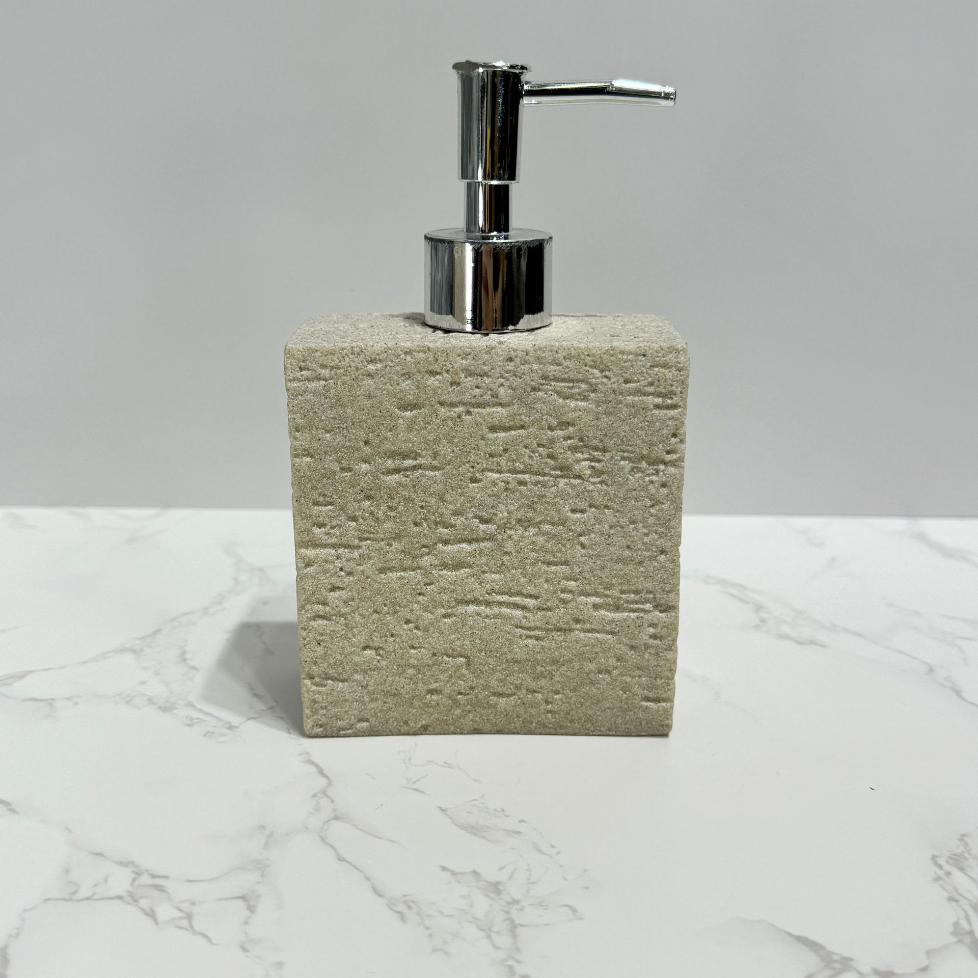 Diseño de piedra arenisca de imitación de estilo nórdico, baño de arena y grava de cuatro piezas, baño de hotel, juego de lavado, taza de enjuague bucal, soporte para cepillos de dientes