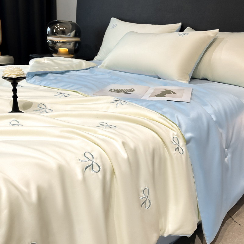 Juego de cuatro piezas de cama de edredón fresco de verano de seda helada 2025 nuevo juego de tres piezas de ropa de cama y sábanas individuales de verano de alta gama de lujo ligero