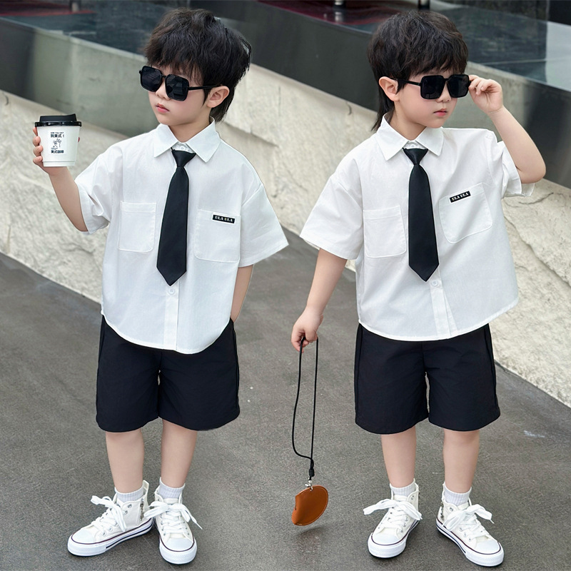 7125 Traje de estilo universitario para niños 2025 Verano Nuevo estilo Camisa de manga corta para niños Pantalones cortos Ropa de jardín de infantes de dos piezas