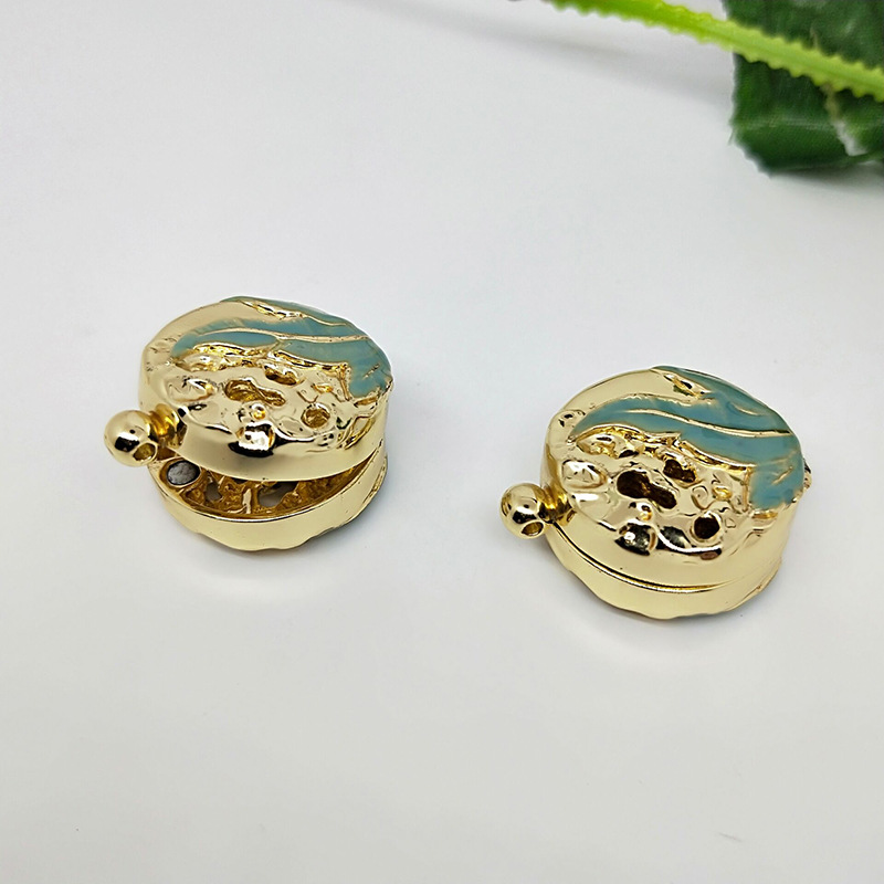 供应金属固体香膏盒 贝壳造型旋转金属香膏盒 搪瓷喷漆女士香膏盒