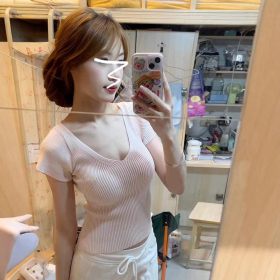 Pink V-neck Sweater Short-sleeved T-shirt Women's Summer 2025 New Slim-fit Slimming High-end Sense Chic All-match Top