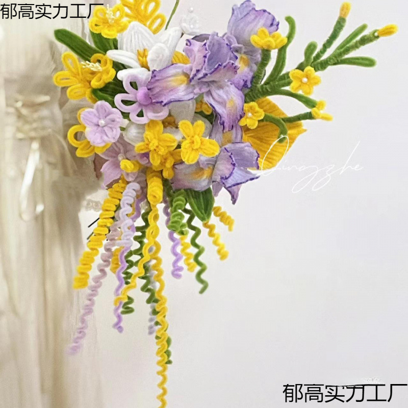 手作りの創意領収書の花束diy材料は自作のツイストの花束を包んで、手に花を持って彼女の親友に送ります。|undefined