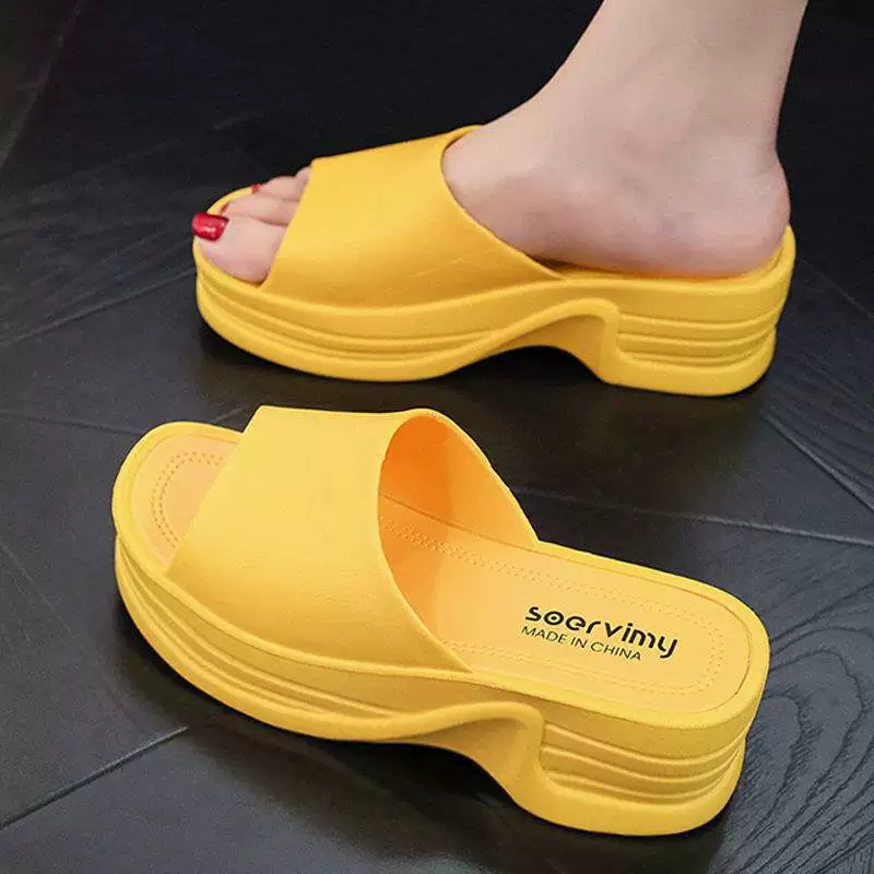 Новые стильные тапочки для женщин, на толстой подошве, простые однотонные однотонные тапочки в корейском стиле для ванной комнаты, нескользящие домашние и уличные тапочки на платформе.
