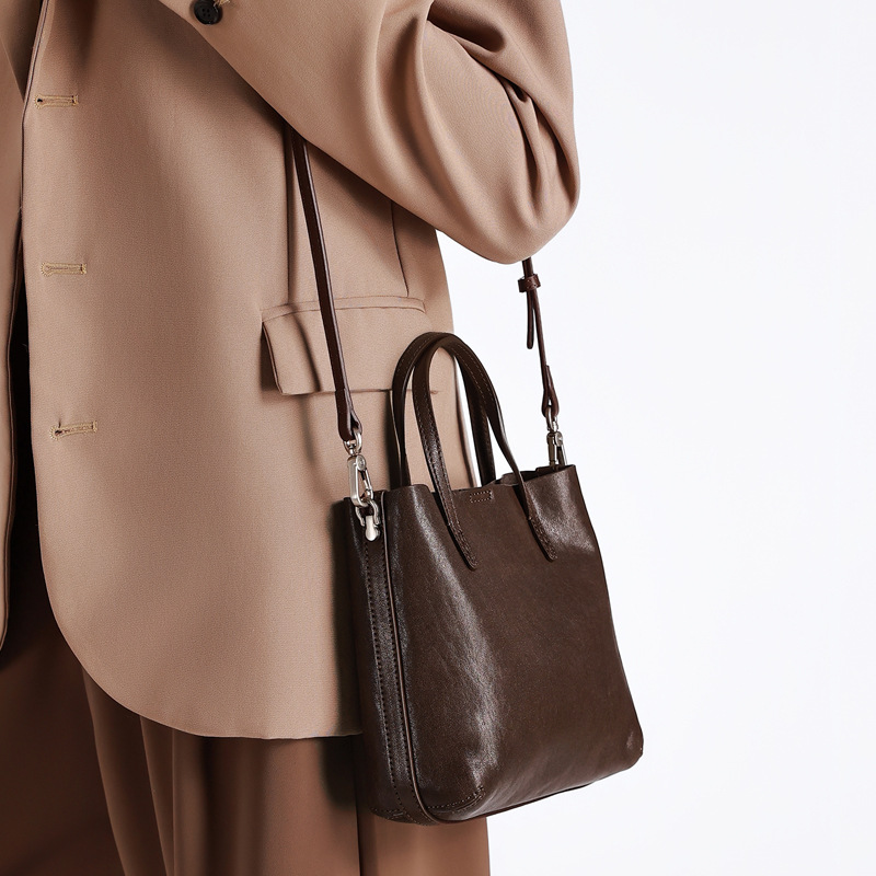 Borsa a secchiello, borsa a mano, in vera pelle bovina conciata al vegetale di alta gamma, versatile e di nicchia._voghion.com