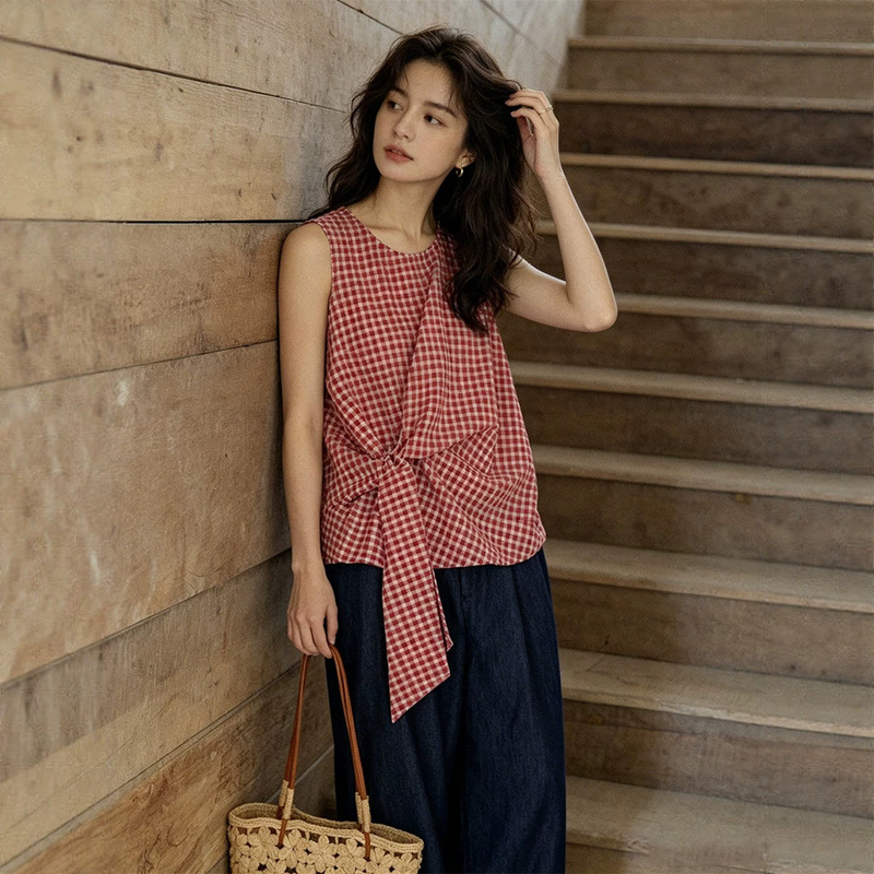 Retro Red Plaid Sleeveless Shirt for Women, Summer Design with Unique Tie-Up Twist Waist, Versatile Vest Top Retro Red Plaid Sleeveless Shirt for Women, Summer Design with Unique Tie-Up Twist Waist, Versatile Vest Top
