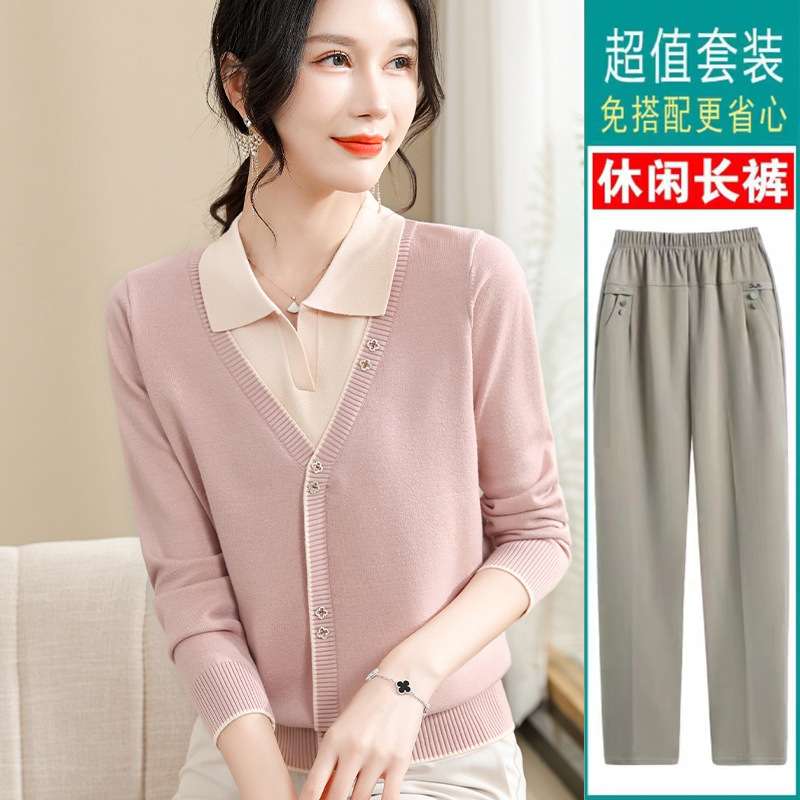 お母さんの秋の服の洋風の偽の上着のニットの底のシャツの中で年配の女性の春秋は長袖のプルオーバーのセーターをめくります。|undefined