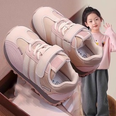 柔らかい底のファッションの阿甘靴の子供の女の子の靴の2025年の春の新型の運動靴の平底の滑り止めの軽い潮