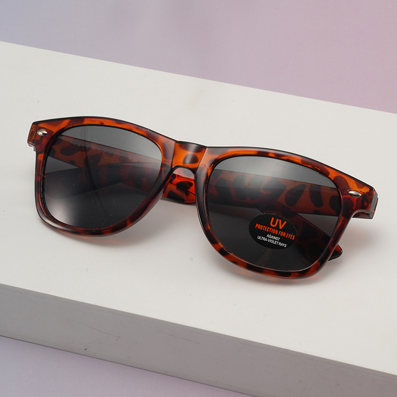 Gafas de sol retro de moda 2025, estilo caramelo con clavos de sombrilla de arroz, venta al por mayor directa de fábrica