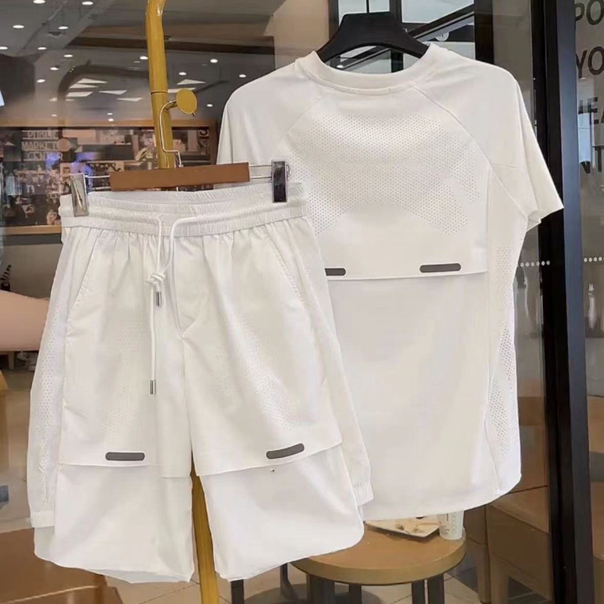 Pantalones cortos de manga corta de secado rápido de seda de hielo de secado rápido perforados de estilo fino de verano Traje de ocio deportivo de moda de lujo ligero para hombre de dos piezas
