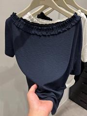 甘いレースのワンラインカラー露出鎖骨斜め肩半袖Tシャツ女性用2025夏新作プリーツシャツトップ