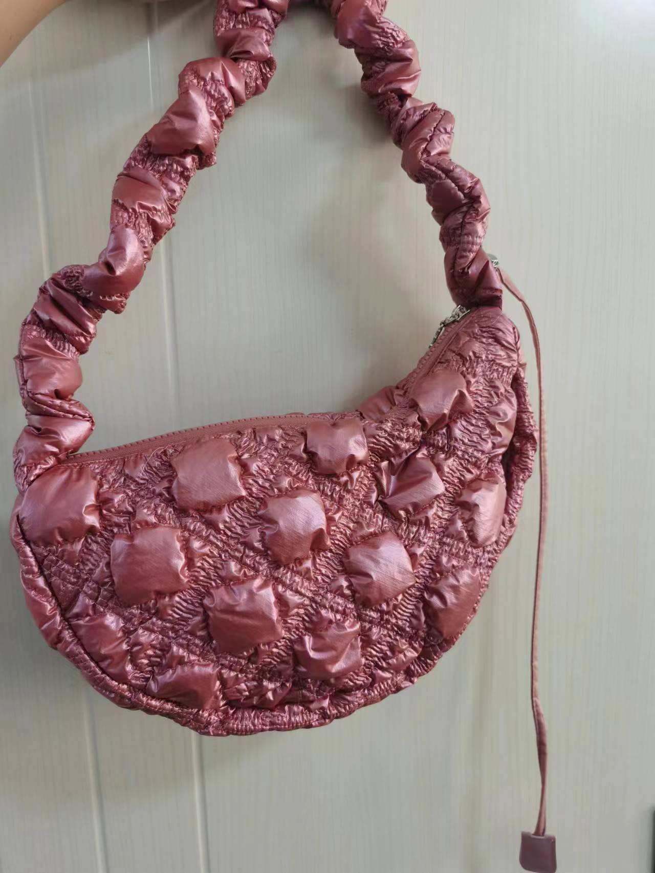Koreanische Version der modischen Wolkentasche, plissierte Knödeltasche, vielseitige Umhängetasche mit einer Schulter für Damen (mit Staubbeutel im Lieferumfang enthalten)_voghion.com