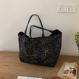 大容量豹纹时尚单肩包女新款简约个性托特包双面用大购物袋帆布包