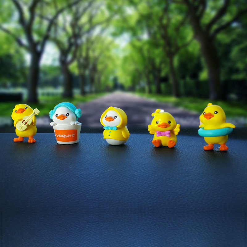 Nuevo adorno de coche creativo rojo neto dibujos animados pequeño pato amarillo adorno de coche consola central lindo lindo pato recto