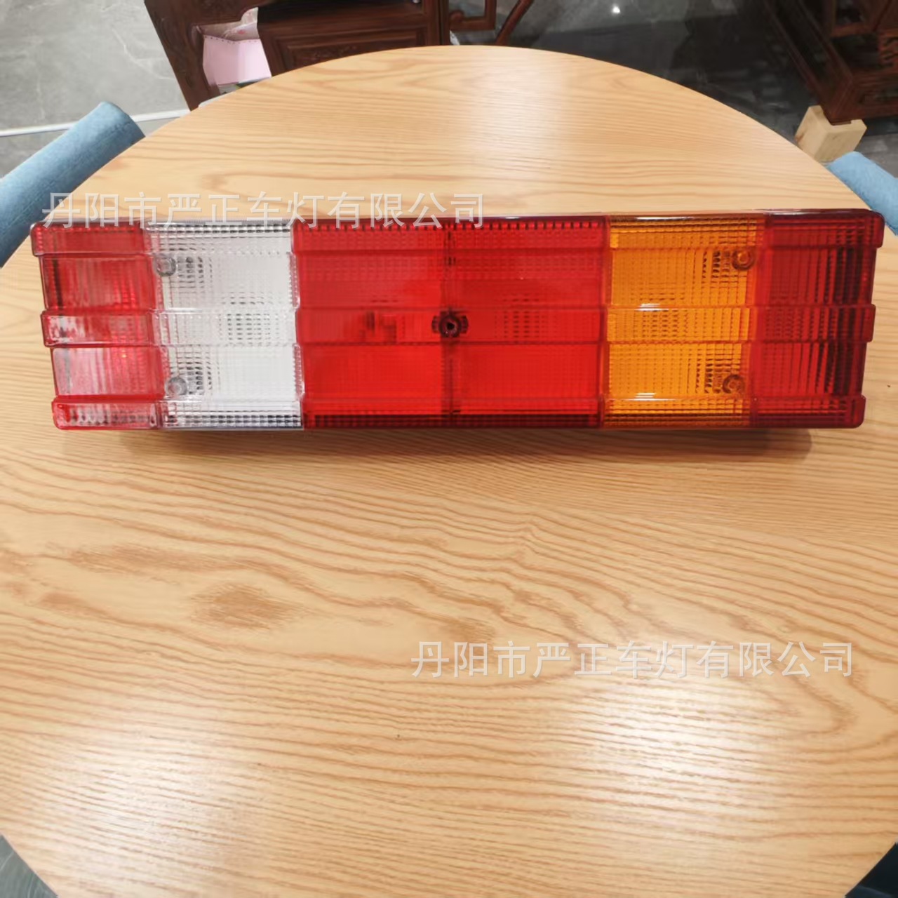 Factory Direct Supply Suitable for Oukka Mercedes-Benz Truck Rear Tail Light Mp2 Rear Tail Light 0015406370 00154062