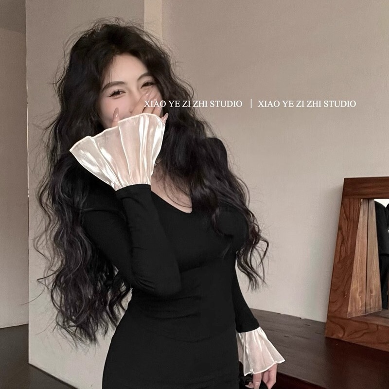 Brushed fleece-lined undershirt women's autumn and winter black bell sleeve T-shirt hot girl super nice V-neck short top