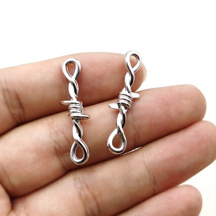 Small Thorn-Style Necklace with Sharp Edges, Minimalist Niche Design, Blade Pendant, Cool European and American Fashion Neck Chain Accessory