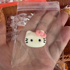 食品級のシリカゲルの小さい鼻のKTは手の赤い本をつまみます。