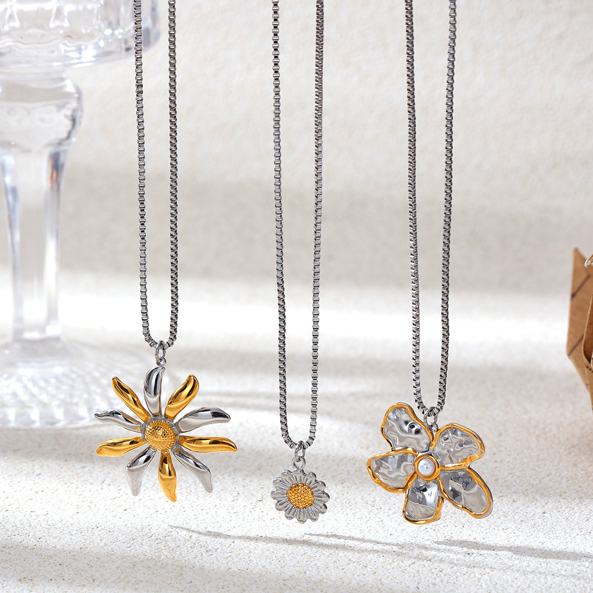 Tiana Europa y América collar de acero inoxidable lujo ligero nicho moda moda oro y plata colgante de flores bicolor cadena clavículare venta caliente