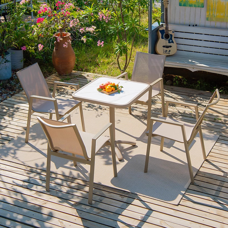 Mesa y silla de patio al aire libre, madera plástica, casa nórdica, patio al aire libre, jardín al aire libre, balcón, combinación de terraza de ocio