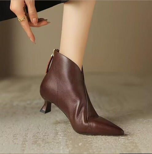 2025 Pointed Cat Women's Autumn/Winter Brown Chelsea Boots Retro V-Mouth Soft Leather Ankle Boots