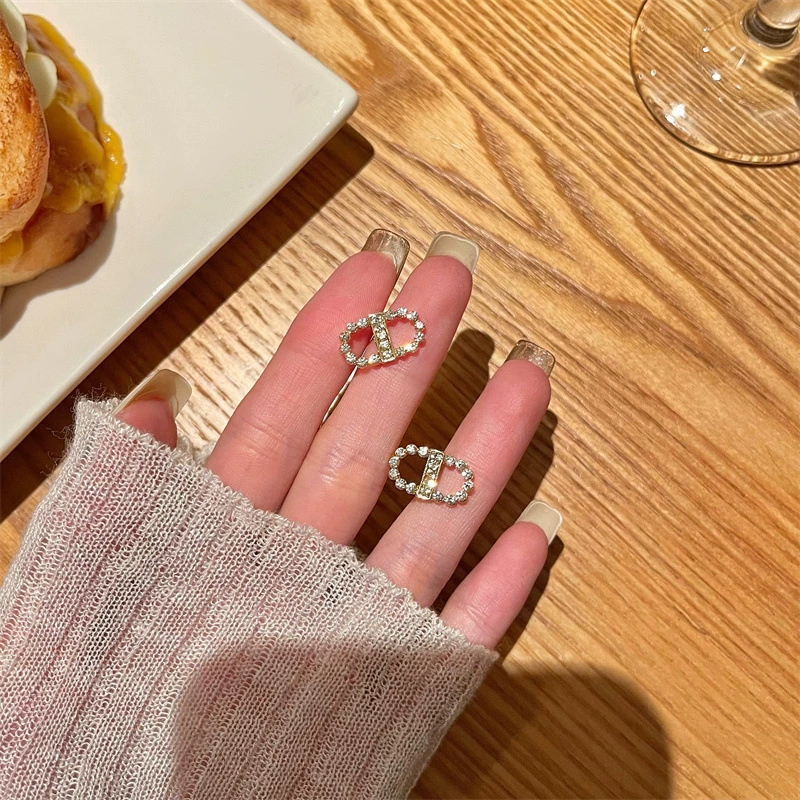 Серьги 2022 Новые модные ниши Design Sense Изысканные серьги для женщин Высококачественный свет Sense Light Роскошные зажимы для ушей для женщин без отверстий для ушей