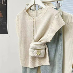 グレーブルーの肩の袖のないニットの女性の半袖春の夏のデザイン感の小さい肩の小さい飛袖のtシャツの上着