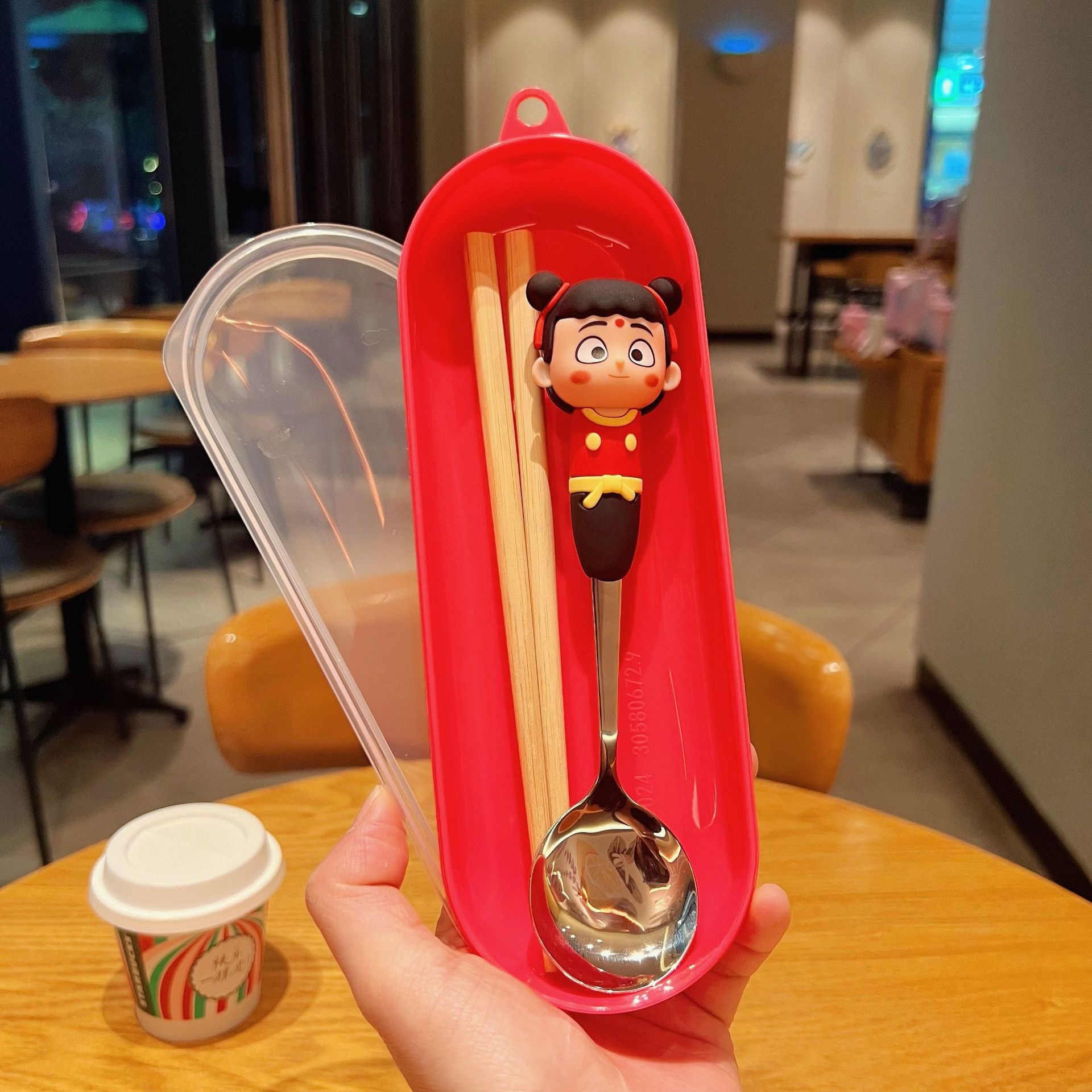 작은 숟가락과 젓가락(빨간색 원형 상자)