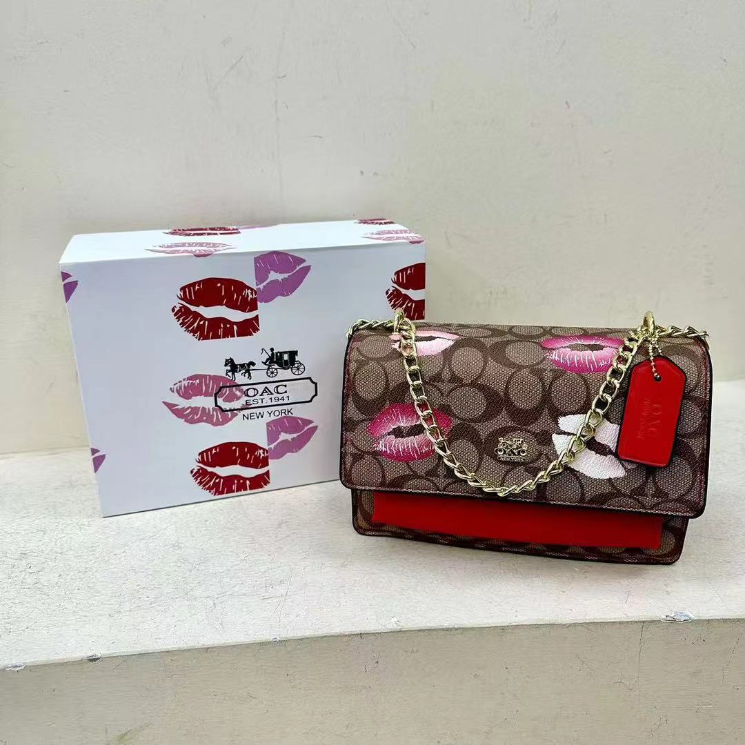 Venta al por mayor transfronteriza 2024 otoño e invierno comercio exterior nueva cadena de color empalme bolsa cuadrada pequeña tendencia de impresión de labios bags pequeños