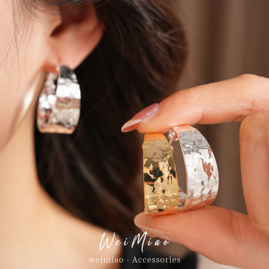 18k oro real chapado aguja de plata plegado pendientes redondos ligero lujo de alto nivel pendientes de metal de aire frío pendientes personales