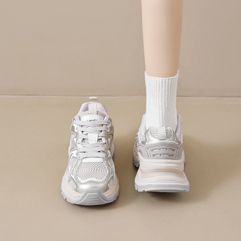 Zapatos de verano antiguo ShiDeng 2025 nuevos zapatos deportivos casuales de plata de estilo retro de verano