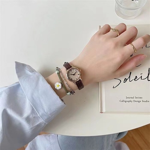 23 New Fashion Niche Women's Watch, Light Luxury Student High-End Strap Retro Quartz Watch